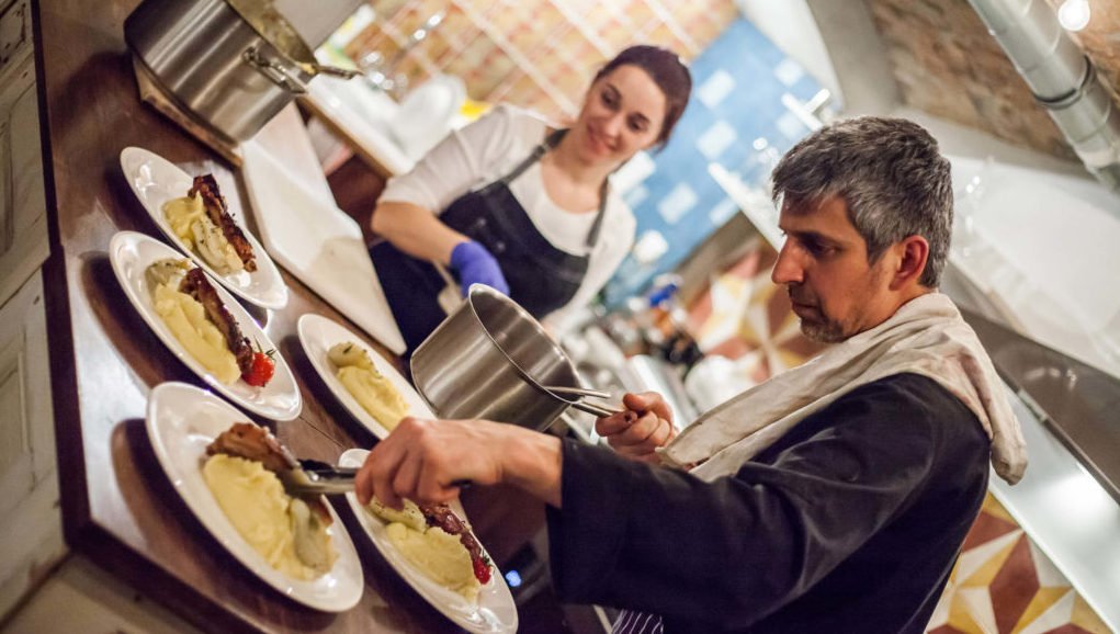 Winemaker-Dinner-at-Tasting-Table-Budapest-Chef-Tamas-Laczi-in-the-kitchen-1024x683