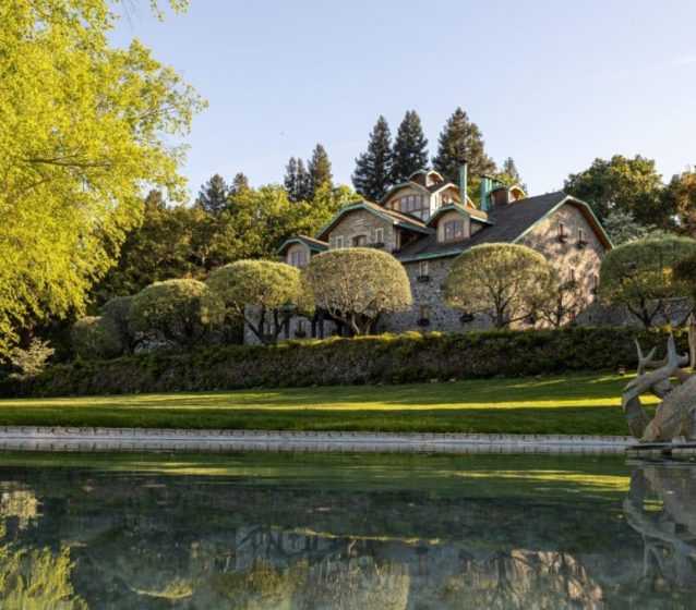 featured image of Far Niente Winery oudoor view